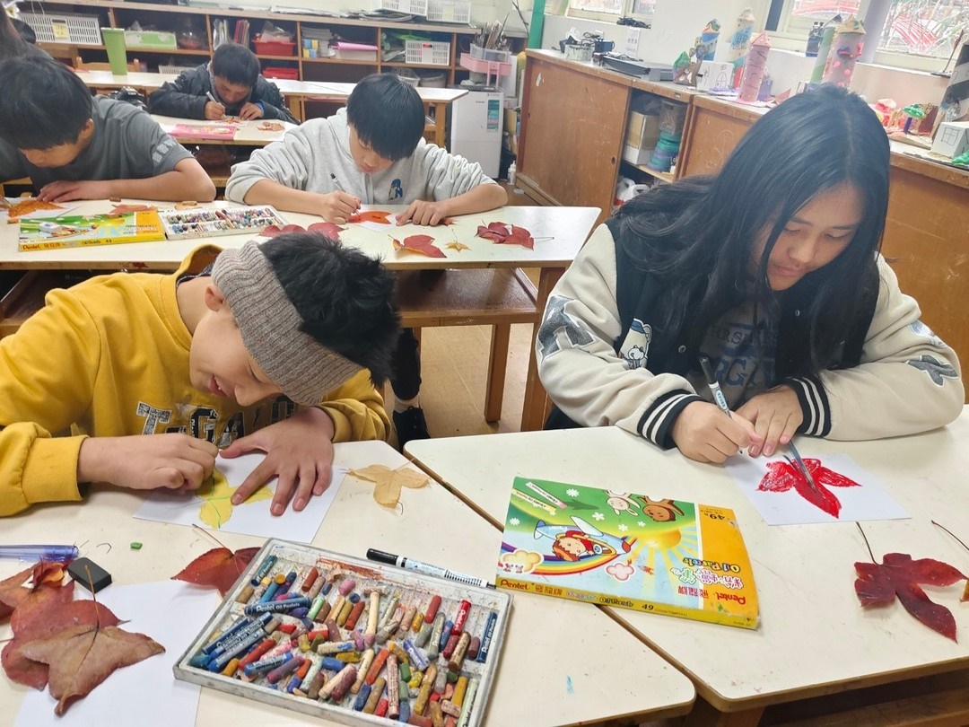 觀察學校周邊的楓葉，創作出屬於大家的楓葉資料夾